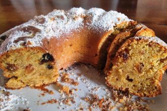 Κέικ με σταφίδες και δαμάσκηνα