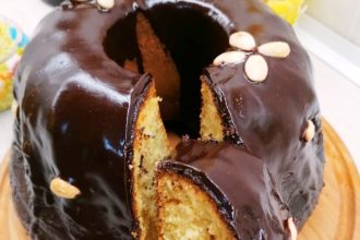 Κέικ με ζύμη γιαουρτιού και γλάσο