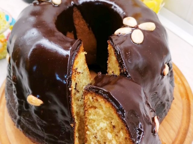 Κέικ με ζύμη γιαουρτιού και γλάσο