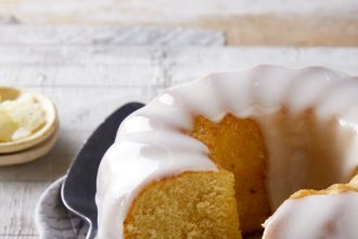 Κέικ τσουρέκι με γλάσο μαστίχας