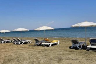 Ο δήμος που δημιούργησε την παραλία σκύλων και δώρισε στους τετράποδους δημότες ξαπλώστρες και ομπρέλες