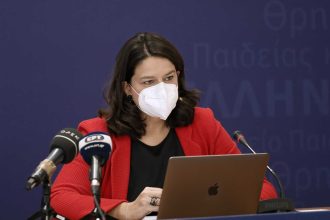 Πανελλήνιες 2022: Συγχαρητήρια Κεραμέως στον αριστούχο πρόσφυγα από το Ιράν