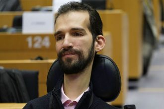 Φοιτητές αποδοκίμασαν τον Κυμπουρόπουλο στο Βόλο