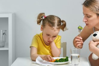 Γονείς: Πώς θα πείσετε ένα δύσκολο παιδί να τρώει το (υγιεινό) φαγητό του