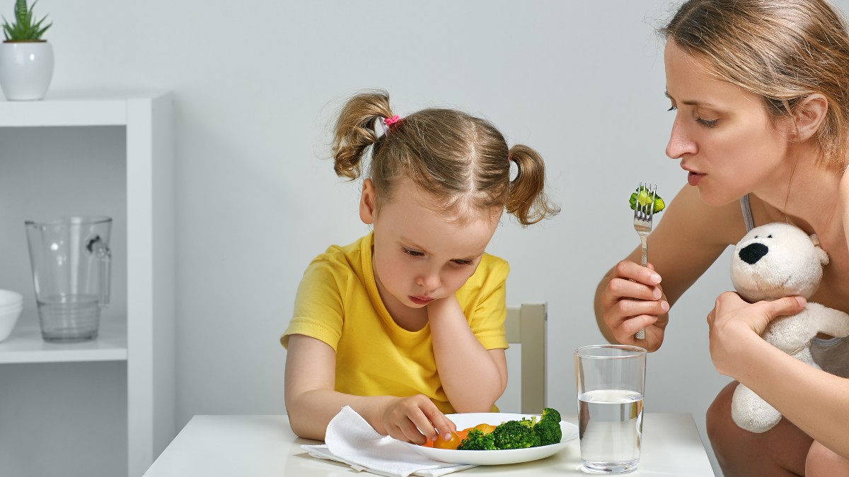 Γονείς: Πώς θα πείσετε ένα δύσκολο παιδί να τρώει το (υγιεινό) φαγητό του