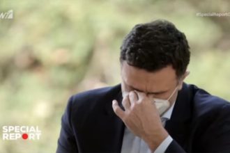 Η στιγμή που ο Βασίλης Κικίλιας «λυγίζει» on camera