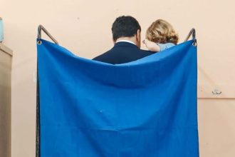 Εκλογές 2023: Ο Βασίλης Κικίλιας ψήφισε μαζί με τον γιο του