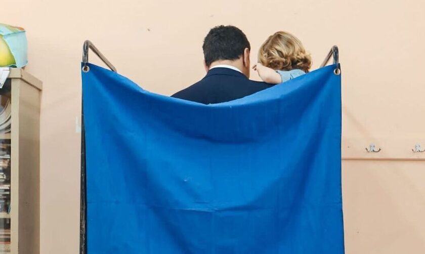 Εκλογές 2023: Ο Βασίλης Κικίλιας ψήφισε μαζί με τον γιο του