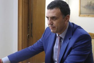 Κικίλιας: Μοίρασε τσουρέκια και πασχαλινά γλυκά σε υγειονομικούς εμβολιαστκών κέντρων