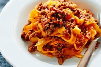 Μακαρόνια με κιμά: Αυτή τη συνταγή θα λατρέψουν τα παιδιά σας!