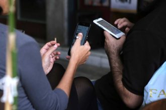 Αν στέλνεις μηνύματα σε μια άλλη γυναίκα θεωρείται απιστία;