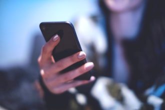 Ανήλικοι και social media: Τη Δευτέρα η παρουσίαση του σχεδίου για την προστασία τους - Περνούν μέχρι και 9 ώρες σε μια οθόνη