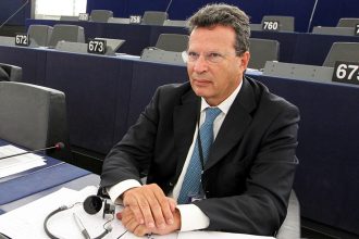 Προς βίαιη ωρίμανση της ελληνικής κοινωνίας