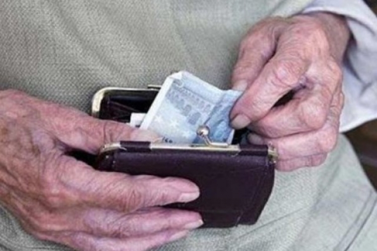 Πάτρα: Εφιάλτης για ηλικιωμένη η επίθεση από ανήλικο - Την πέταξε κάτω για να της αρπάξει την τσάντα