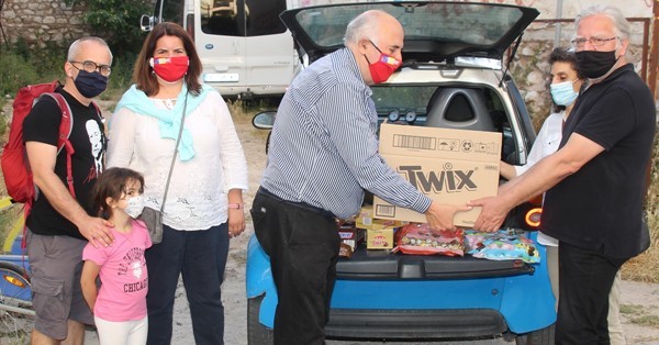 Πάτρα: Μοίρασαν σοκολάτες στους πρόσφυγες