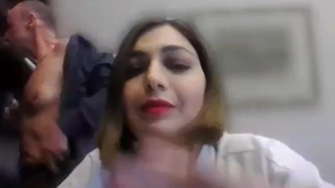 Ο Κλέων Γρηγοριάδης γδύθηκε εν μέσω τηλεδιάσκεψης στη Βουλή (ΒΙΝΤΕΟ)