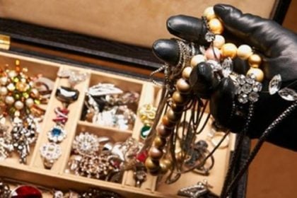 Εξιχνιάστηκαν κλοπές κοσμημάτων σε οικίες στην Αιτωλοακαρνανία