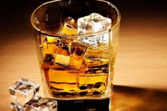 Ακόμη και ένα ποτό την ημέρα μπορεί να μειώσει τη διάρκεια ζωής, σύμφωνα με ειδικούς