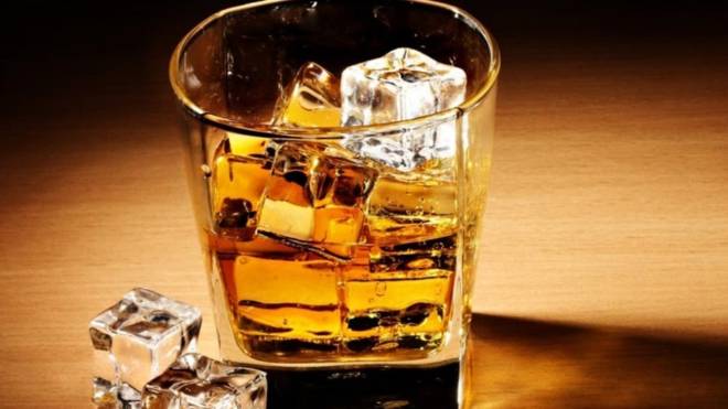 Ακόμη και ένα ποτό την ημέρα μπορεί να μειώσει τη διάρκεια ζωής, σύμφωνα με ειδικούς