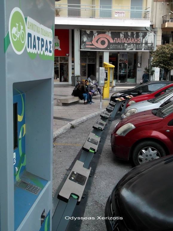 Πάτρα: Τα κοινόχρηστα ... αυτοκίνητα του δήμου!