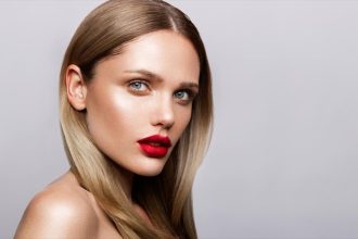 Τα 4 βήματα για τέλεια κόκκινα χείλη ενόψει Πάσχα