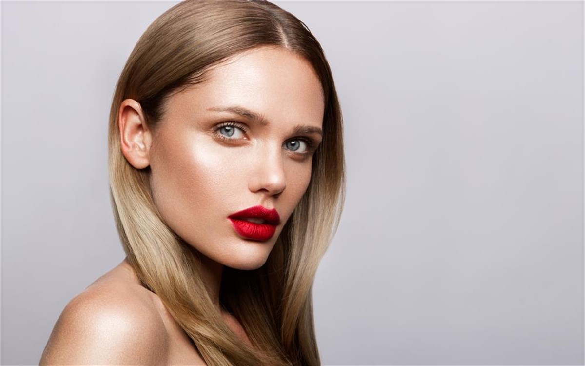 Τα 4 βήματα για τέλεια κόκκινα χείλη ενόψει Πάσχα