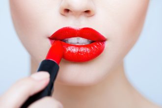 Πώς να επιδιορθώσετε ένα λιωμένο ή σπασμένο κραγιόν