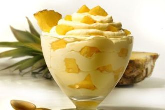 Δροσερό γλυκό με γιαούρτι και ανανά