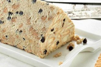 Λευκός κορμός σοκολάτας με μπισκότο