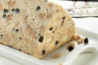 Λευκός κορμός σοκολάτας με μπισκότο