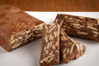 Κορμός σοκολάτας με τσουρέκι