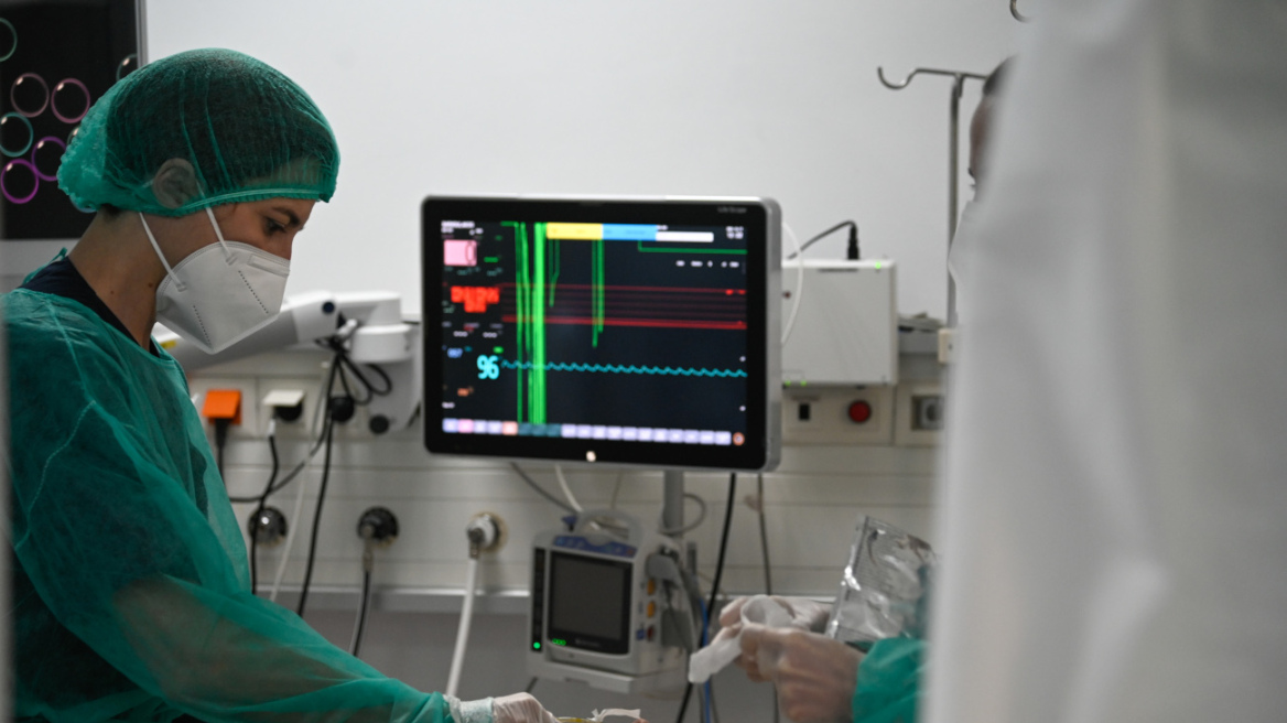 Κορονοϊός: Αύξηση 23% στις νοσηλείες και 48 θάνατοι την τελευταία εβδομάδα