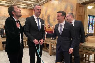 Ο Χάρης Δούκας πάντρεψε τον Αύγουστο Κορτώ με τον σύντροφό του - «Η βέρα κι η καρδιά μου γράφουν τ’ όνομά σου»