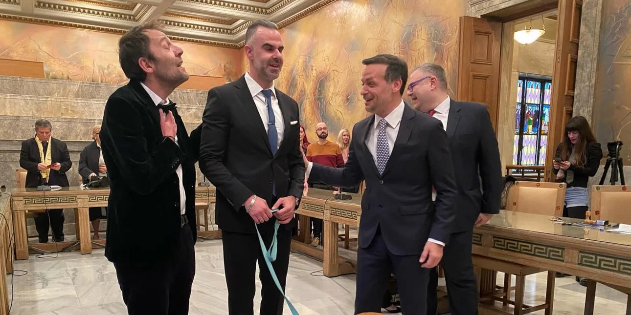 Ο Χάρης Δούκας πάντρεψε τον Αύγουστο Κορτώ με τον σύντροφό του - «Η βέρα κι η καρδιά μου γράφουν τ’ όνομά σου»