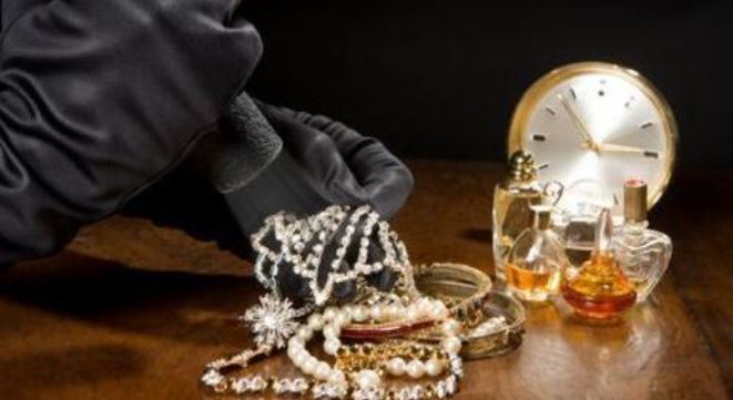 Δυτ. Ελλάδα: Εκλεψαν κοσμήματα, αλλά τους... τσίμπησαν