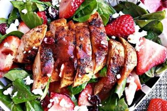 Ψητό κοτόπουλο με σαλάτα και φράουλες