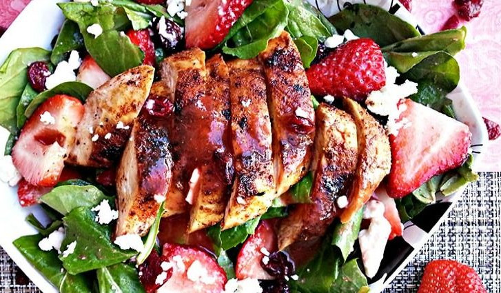 Ψητό κοτόπουλο με σαλάτα και φράουλες