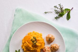 Κοτοκεφτέδες με λεμόνι και θυμάρι συνοδεία πουρέ καρότου
