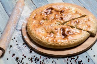 Κοτόπιτα με πολύχρωμες πιπεριές: Η μυστική συνταγή από την Πάτρα!