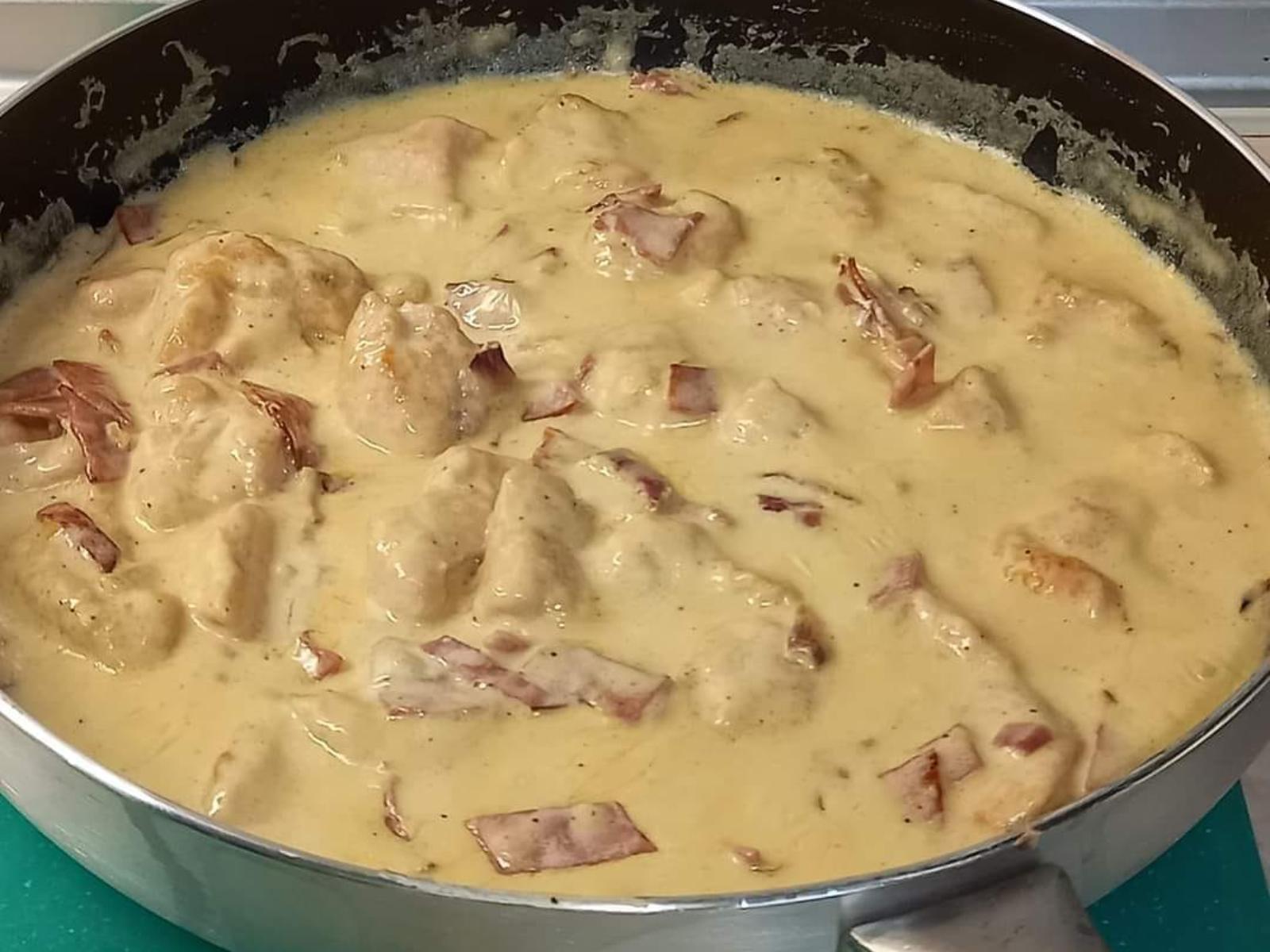 Κοτόπουλο αλά κρεμ με κρασί