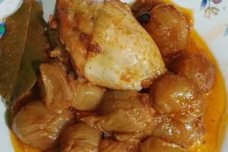 Κοτόπουλο κοκκινιστό με κρεμμύδια και πατάτες