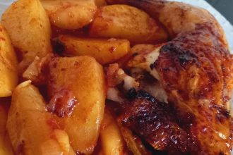 Κοτόπουλο με πατάτες γιαχνί στο φούρνο