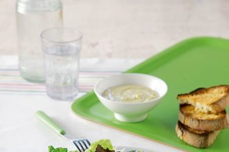 Ζουμερό φιλέτο κοτόπουλο με σπιτική σάλτσα «σίζαρ»