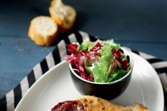 Κοτόπουλο μαγειρεμένο σε μπίρα, με λιαστές ντομάτες