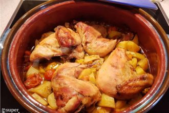 Κοτόπουλο στη γάστρα με πατάτες και γραβιέρα