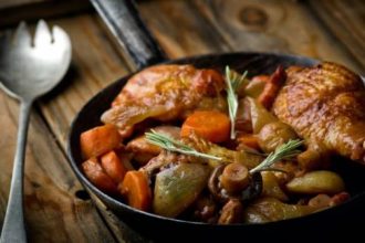 Κοτόπουλο κρασάτο με μανιτάρια, καρότα και μπέικον