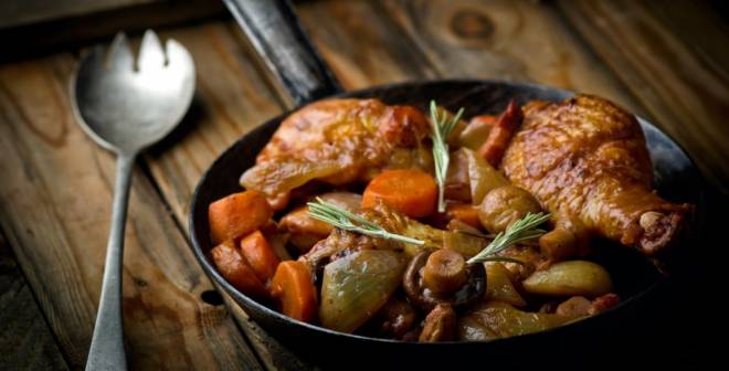 Κοτόπουλο κρασάτο με μανιτάρια, καρότα και μπέικον