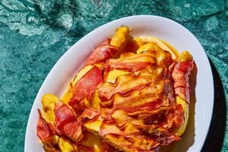 Κοτόπουλο στον φούρνο γεμιστό με bucatini