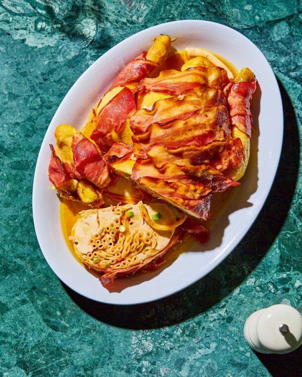 Κοτόπουλο στον φούρνο γεμιστό με bucatini