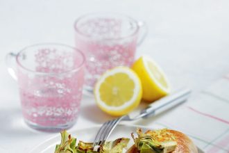 Κοτόπουλο φιλέτο με αγκινάρες και σάλτσα από κεφαλοτύρι